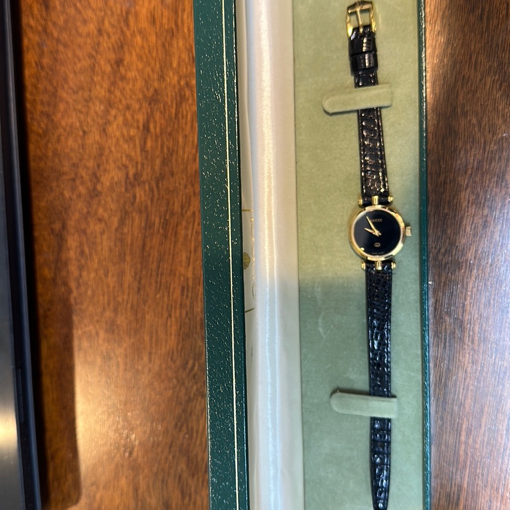 Gucci black leather strap watch for ladies